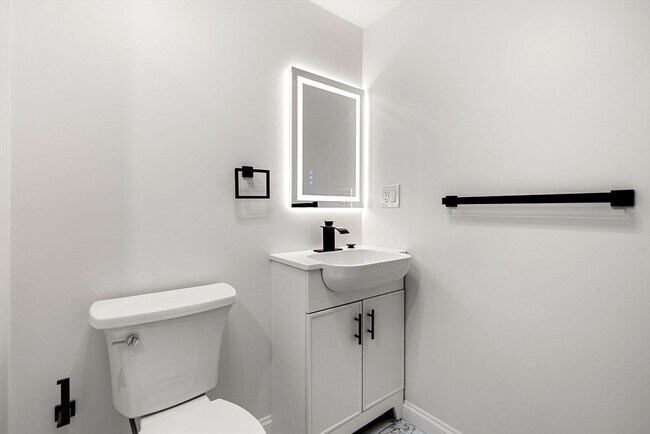 Building Photo - 53 Dustin St