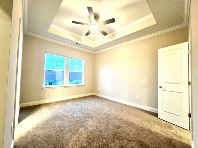 Building Photo - Like New 3 Bed, 4 Bath Townhome w/ 2 Car Garage