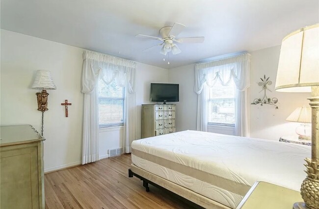 Building Photo - 26 Garden Dr