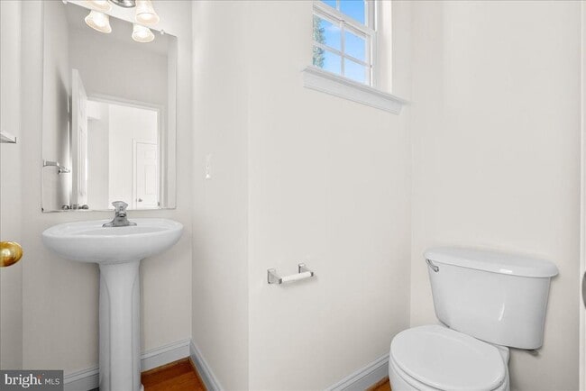 Building Photo - 927 Buttonwood Terrace NE