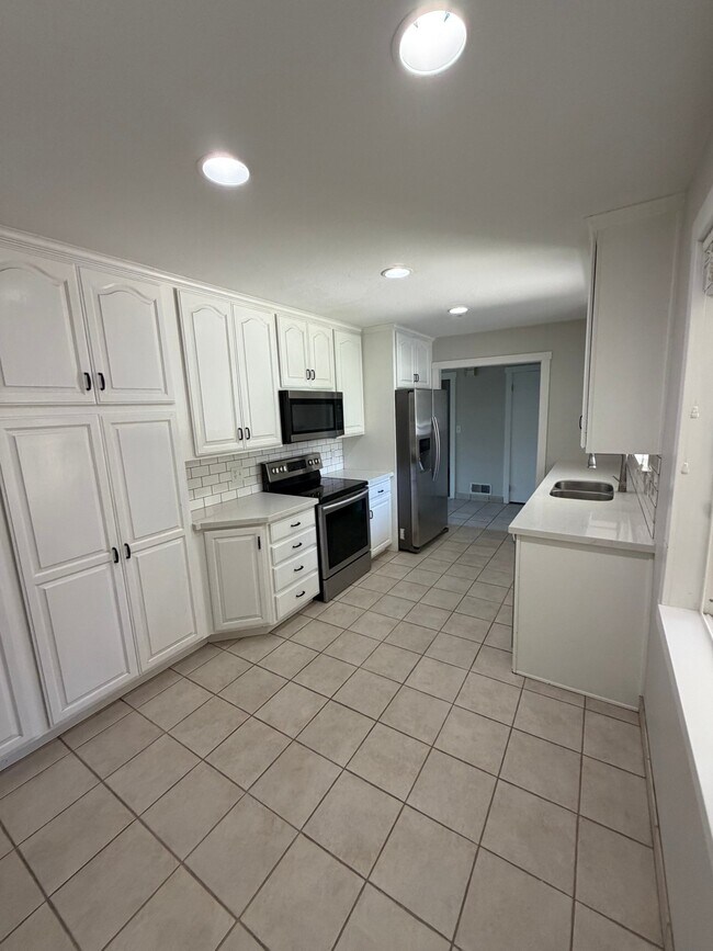 Building Photo - 5532 Woodcrest Dr