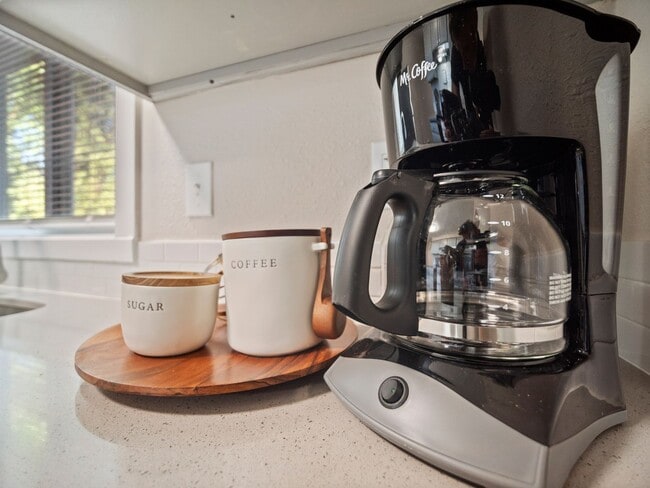 Building Photo - Clean and Cozy 2 bedroom condo with private parking