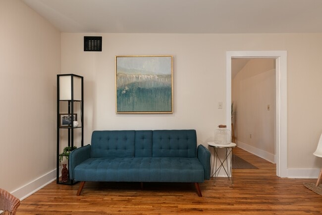 Building Photo - 215 E 8th St