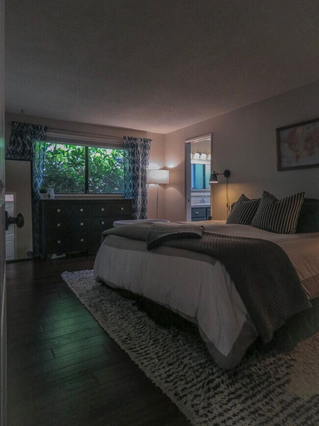 Building Photo - 4 Bedroom Tualatin Home Available - Inquir...