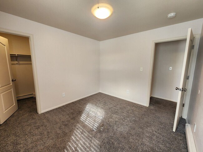 Building Photo - 4 Bed, 2 1/2 Bath in Fruitvale