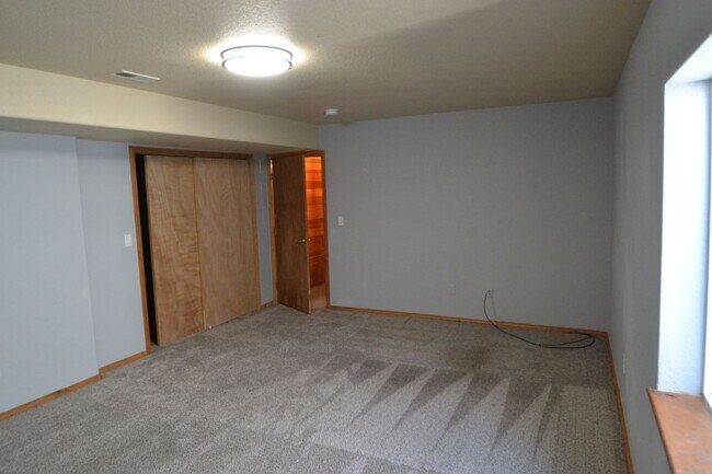 Building Photo - 6 Bed, 3.5 Bath Home Available Now!