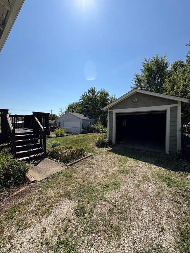 Building Photo - Three bedroom one bathroom home for rent