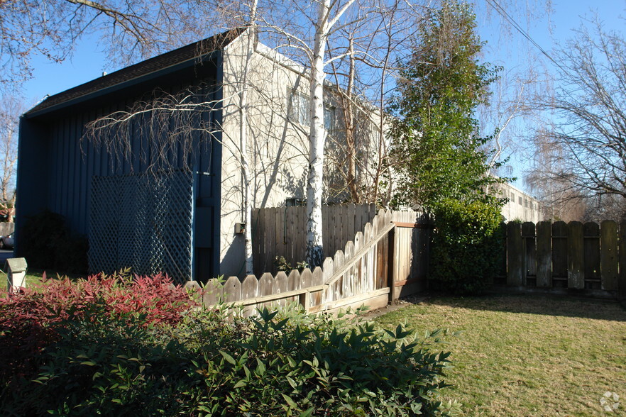 Building Photo - Rio Townhouses