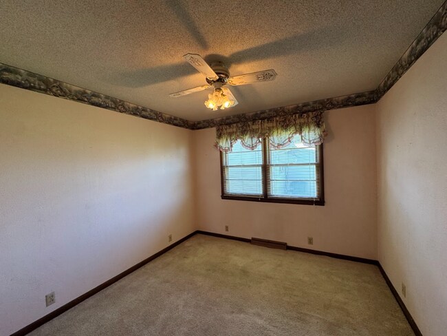 Building Photo - 4 Bed, 2 Bath Home - Apply Today!