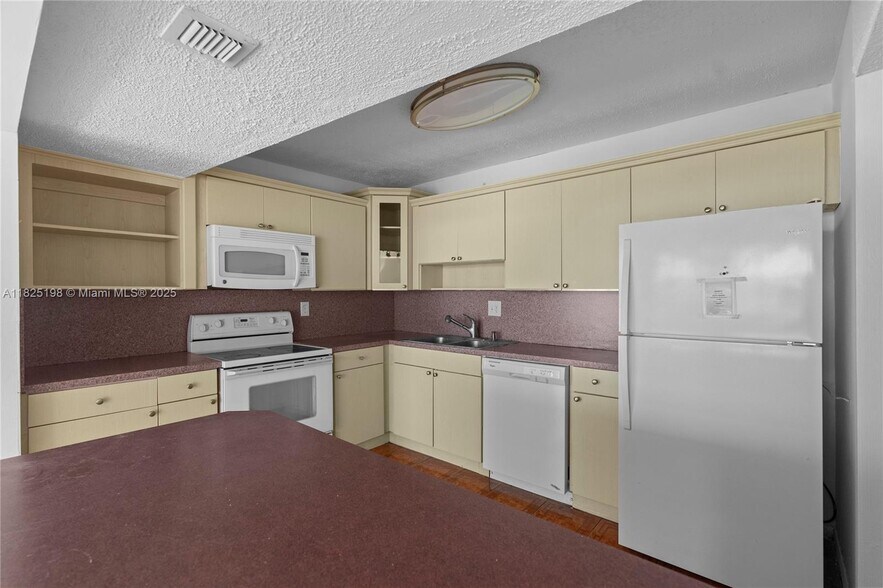 Building Photo - 1410 S Ocean Dr
