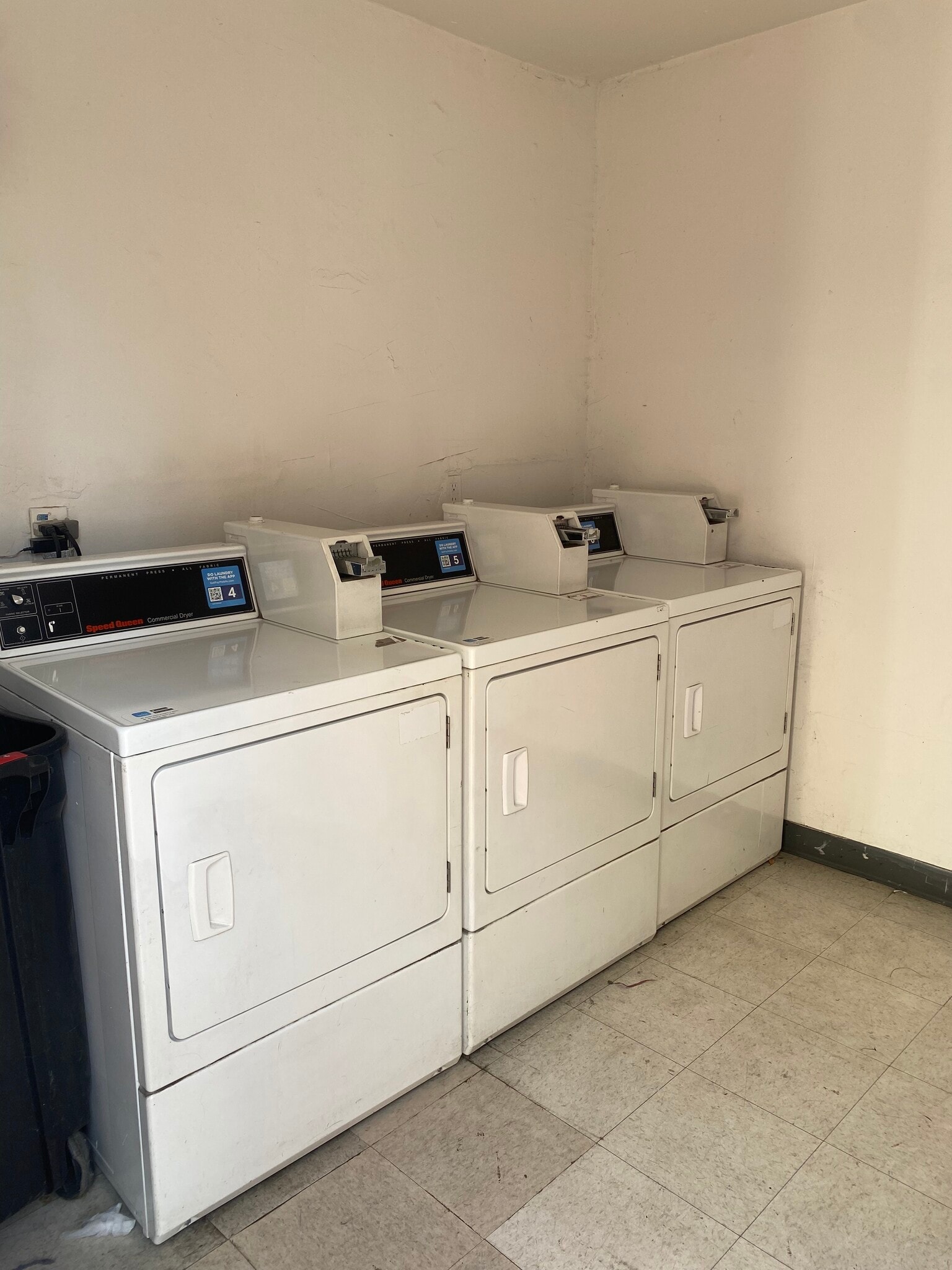 laundry mat - 730 N Eucalyptus Ave