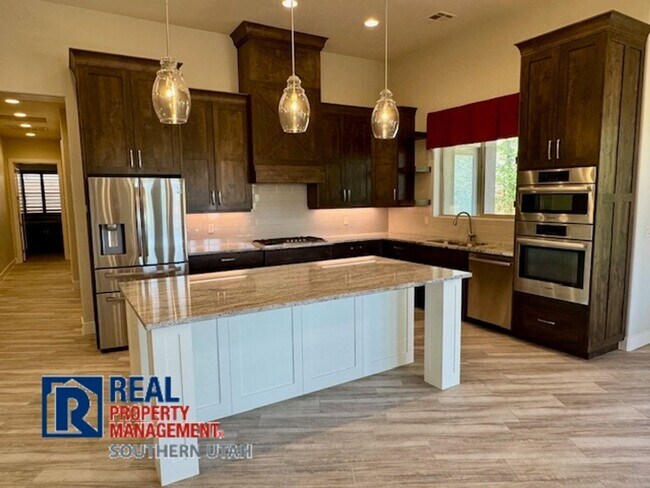 Building Photo - 4 Bedroom home on elevated Bloomington lot...