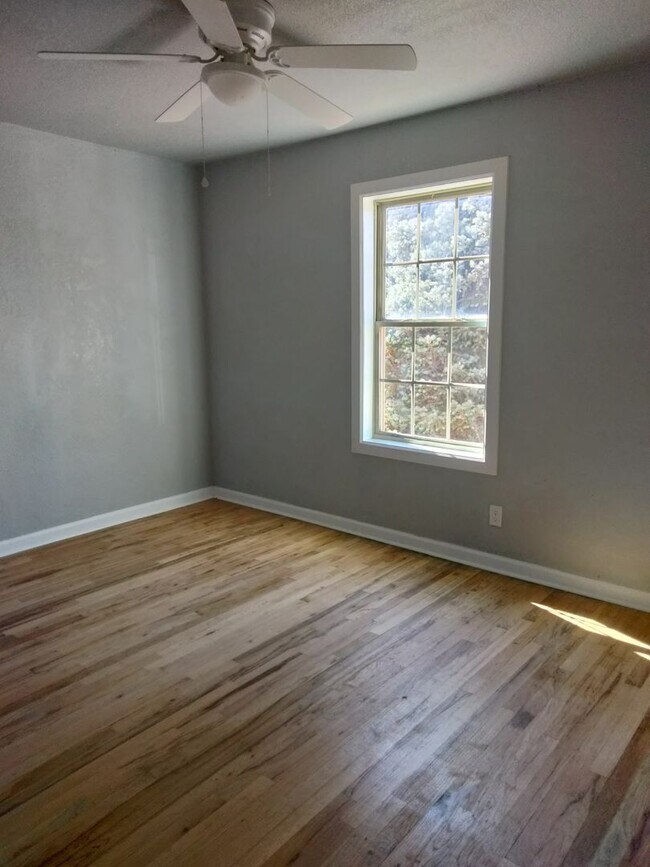 Building Photo - Beautiful Newly Renovated 3 Bedroom Home! ...