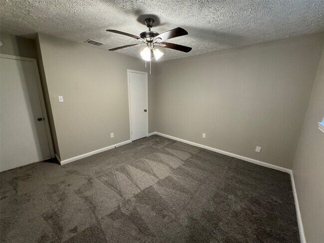 Building Photo - 3214 Three Pines Dr