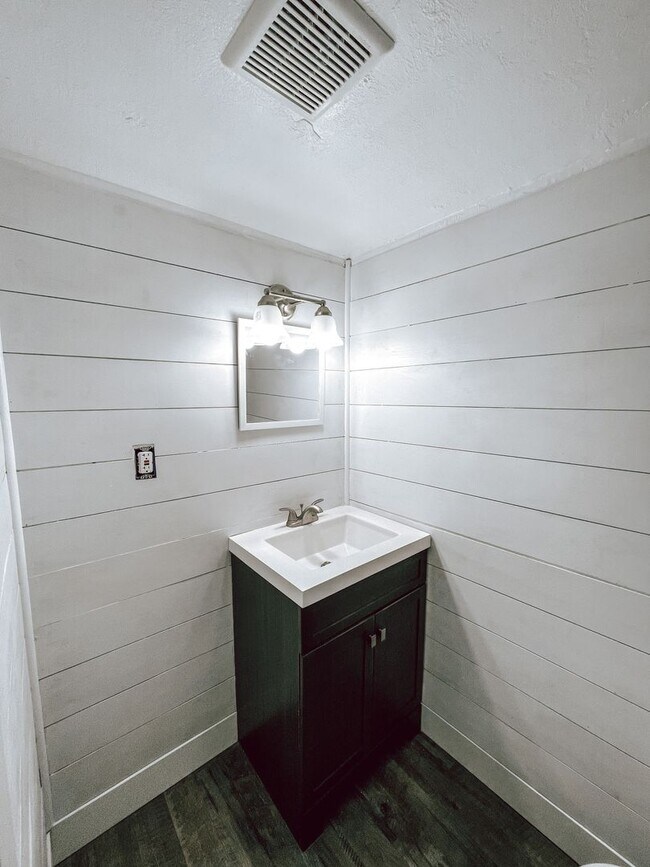 Building Photo - Stylish Corner Townhome