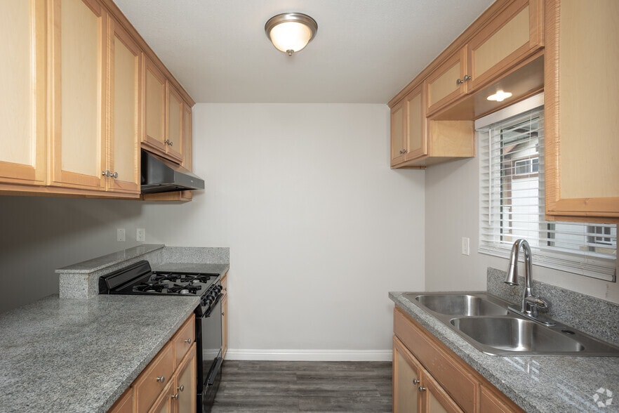 2BR, 1BA - 700SF - Kitchen - 11037 E. Ferina St.
