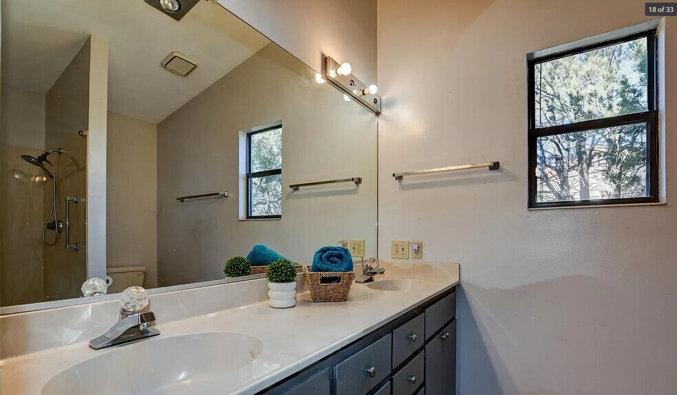 Building Photo - 4944 Summit Cir