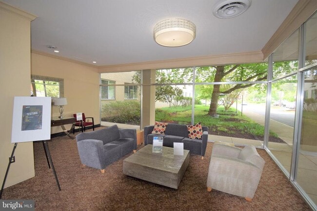 Building Photo - 6621 Wakefield Dr