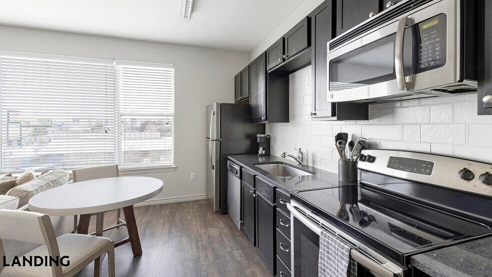 Building Photo - 750 Fort Worth Ave