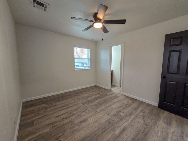 Building Photo - Beautifully remodeled 3 bed 1.5 bath home ...