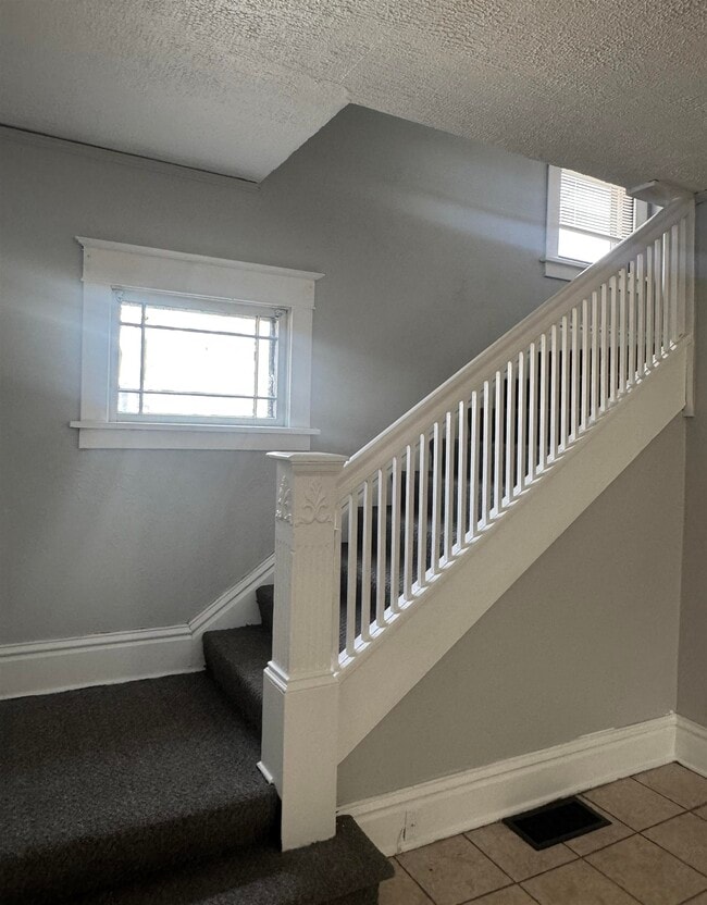 Building Photo - 321 Albert Ave