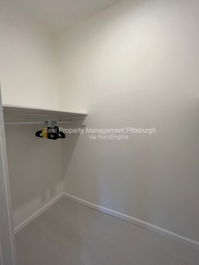 Building Photo - 2019 E Beckert Ave