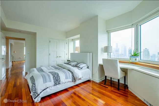 Primary Photo - 425 5th Ave