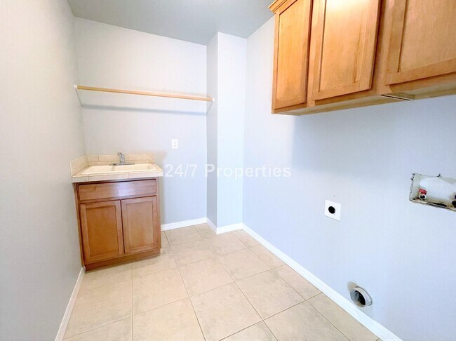 Building Photo - Spacious and Modern 3-Story Townhome - Mol...
