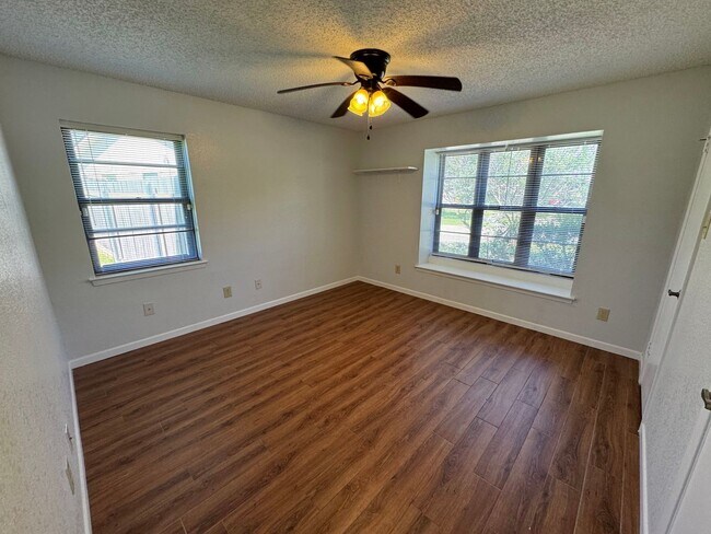 Building Photo - 807 Bass Cir