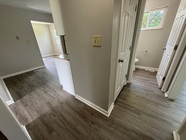Building Photo - Far Eastside Large 3 Bedroom 1.5 Bath