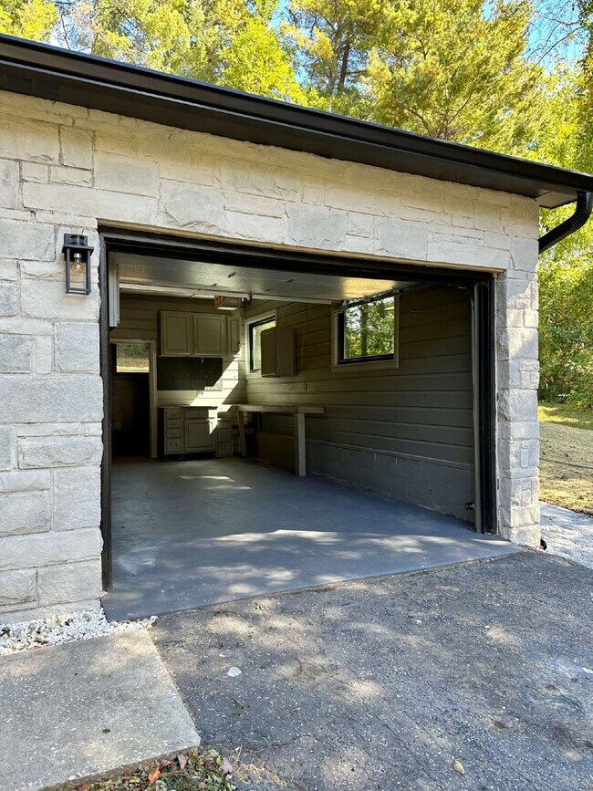 Building Photo - "Charming 2-Bed Gem with Granite Elegance ...