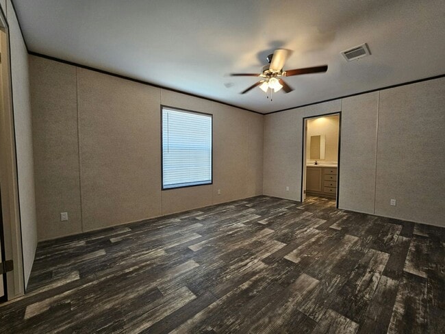 Building Photo - 6680 Hidden Oaks Dr