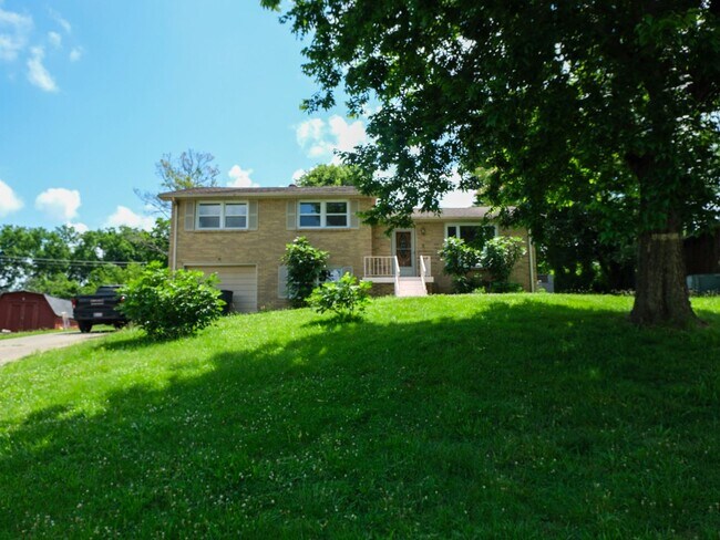 Building Photo - MOVE IN SPECIAL for: 3 Bedroom House Avail...