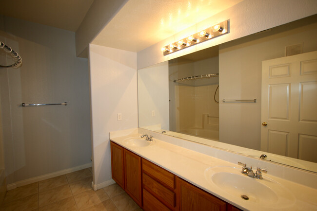 Building Photo - Beautiful 2BR / 2BA Renovated / Modern Con...