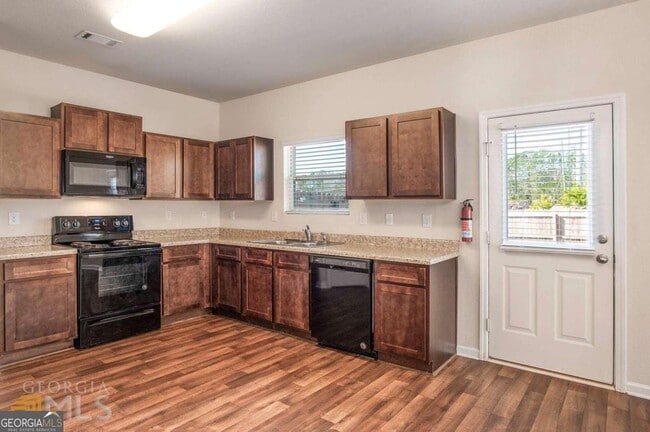 Building Photo - 700 Fitzroy Dr