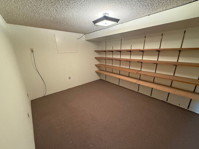 Building Photo - Large  two bedroom, two bathroom, pet friendly home!