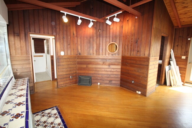 Building Photo - 1010 Tourmaline St