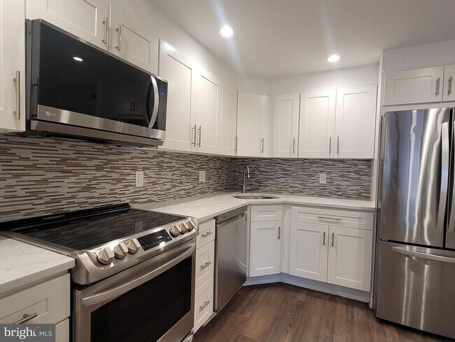 Building Photo - 241 S 6th St