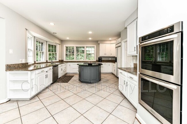 Building Photo - 2030 Spring Branch Dr