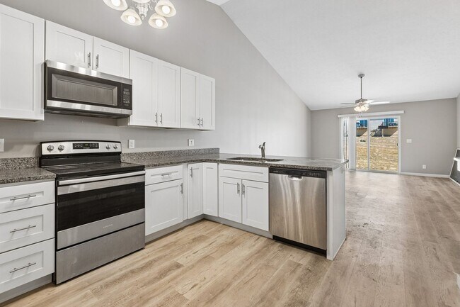 Building Photo - 4 Bedroom Townhome