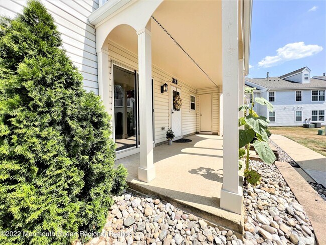 Building Photo - 313 Tulip Ln