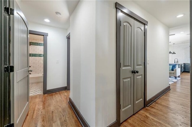 Building Photo - 767 Terry St SE