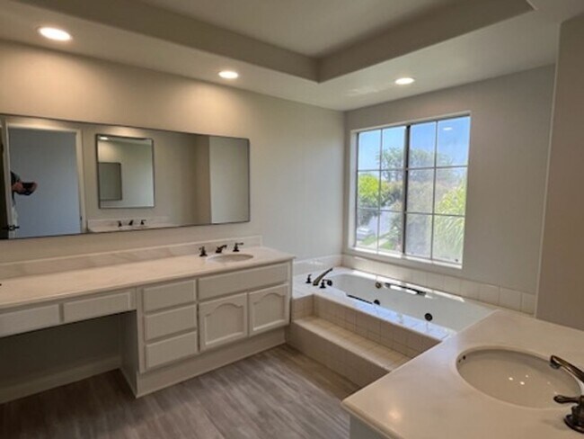 Building Photo - Luxurious Townhouse Located in the exclusi...