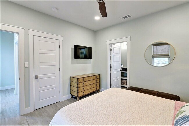 Building Photo - 224 E Oaks Ave