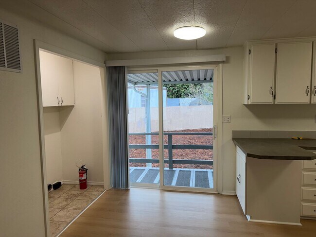 Building Photo - Updated 3 bedroom 2 bathroom house in Springfield!