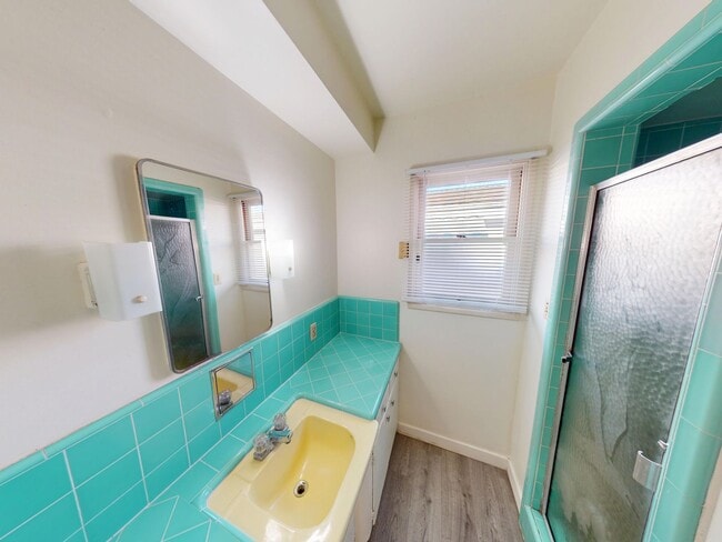 Building Photo - Large 7 Bedroom house on Dorothy - Steps off Campus!!