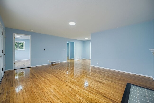 Building Photo - Charming, Recently Updated 3 Bed West Seat...