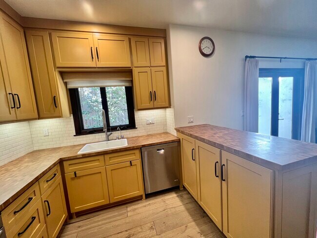 Building Photo - 2281 N Beachwood Dr