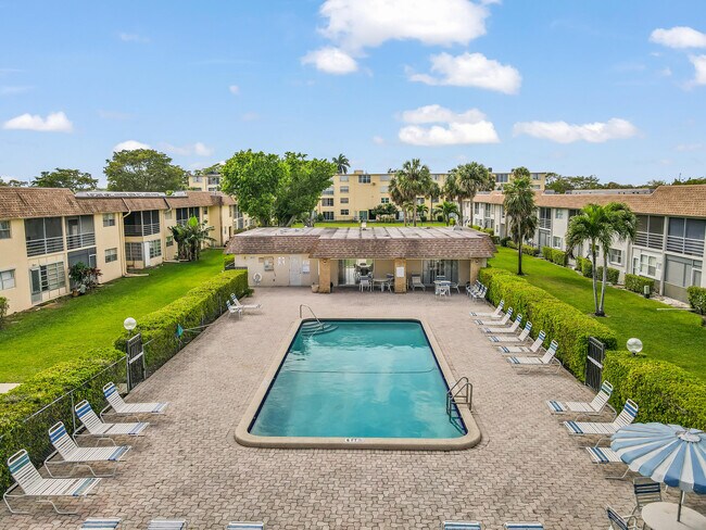 Building Photo - 9911 Sandalfoot Blvd