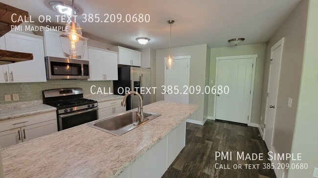 Building Photo - Modern Townhome | LVP | Office/Entertainment